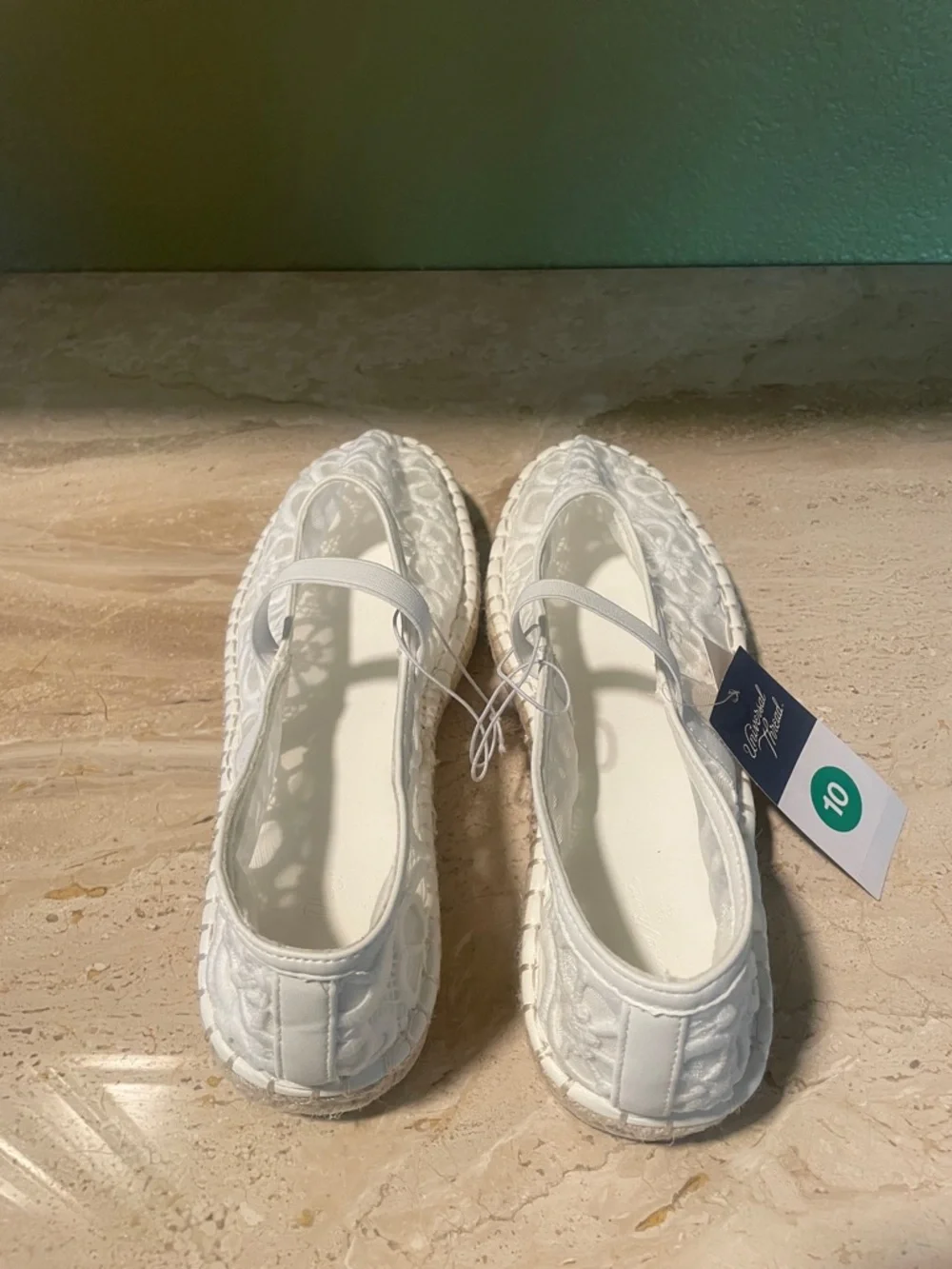 Universal Thread Women’s White Flower Lace Mary Jane Shoes Size 10